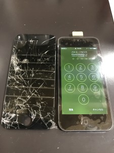 全体が割れている画面と修理後のiPhone５