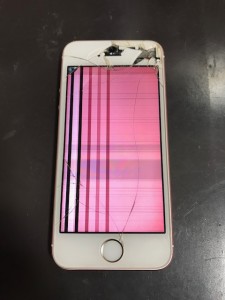 内部が見えて画面がピンクになっているiPhoneSE