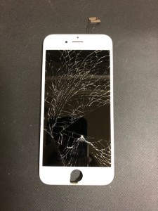 画面全体が割れてしまったiPhone6の画面