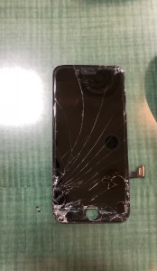 下部分のガラス割れやガラス剥がれのあるiPhone7画面