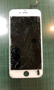 全体が割れて右下のガラスが剥がれたiPhone6sの画面