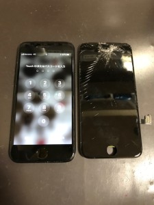 パネル上部が破損したiPhone7