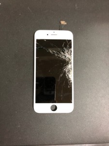 ガラスが粉々に破損したアイフォン6