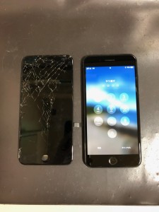 上半分が割れている画面と修理後のiPhone7