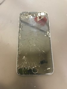 パネルが剥がれたiPhone6